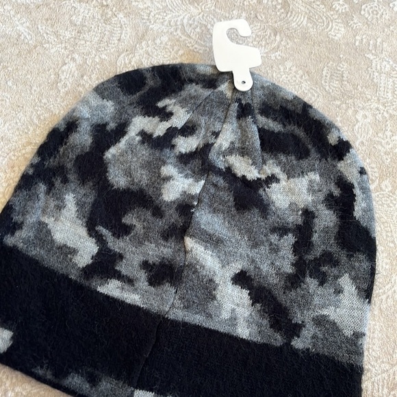 Brand New Michael Kors Black & Gray Camo Knit Beanie Hat Warm & Soft Winter Cap - Picture 7 of 11